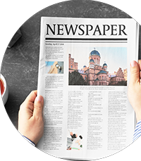 新聞を読んでいる画像